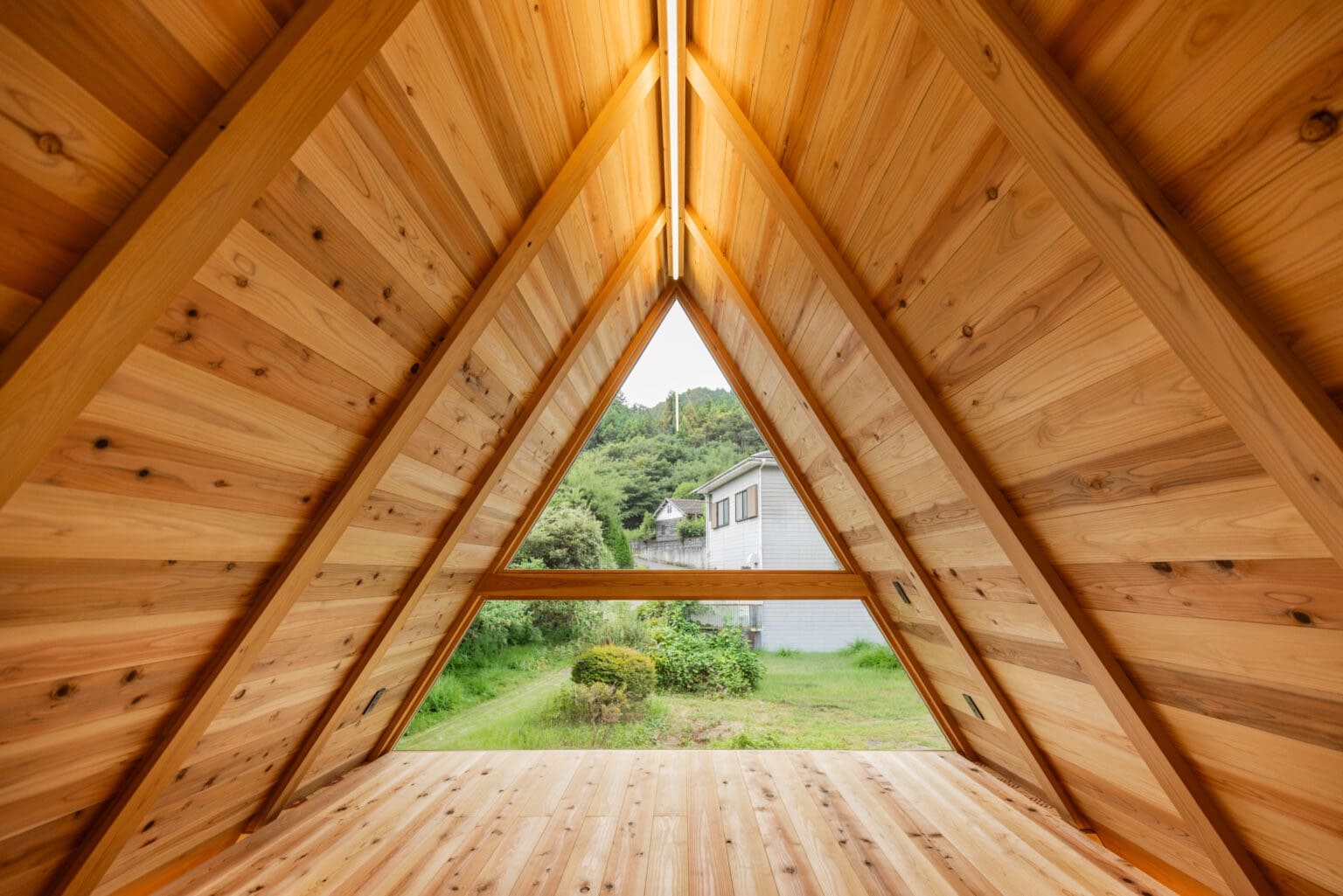特徴的な三角屋根